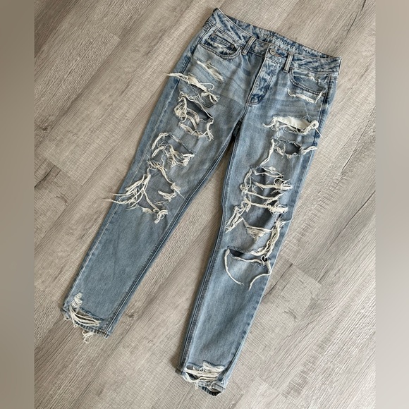 American Eagle Tomgirl Light Wash Destroyed Ripped Straight Leg Jeans - Picture 2 of 9